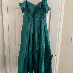 Girls' Emerald Green Off-Shoulder Satin Dress